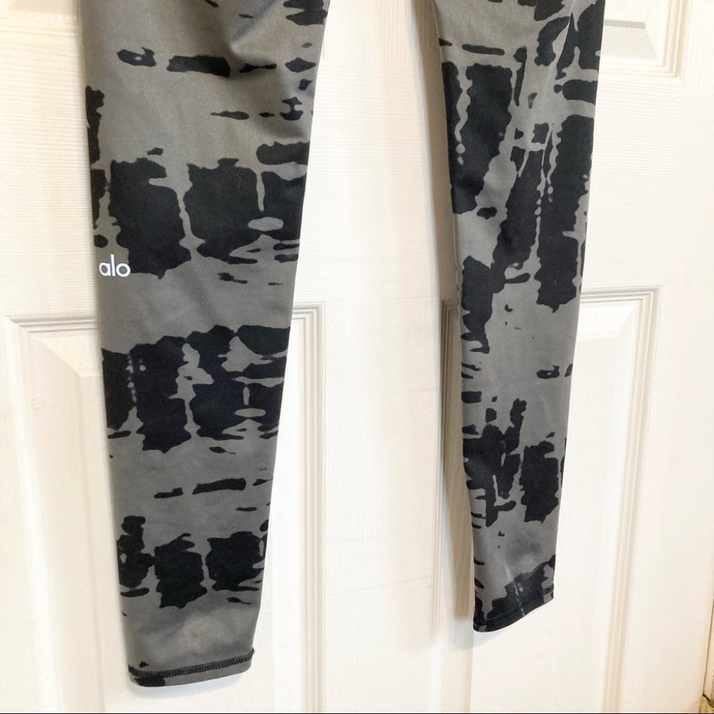 ALO Yoga Airbrush Leggings in Black Tie Dye Size Medium - Picture 10 of 10